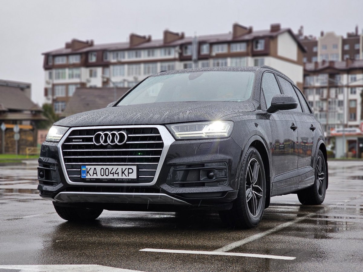 Зняли Audi Q7 3.0 TDI 2015 з футболістом, Сергієм Чоботенко. На пневмі, quattro, панорама, коричневий салон (без дерева!), доводчиками, масажем, вентиляцією, камерою нічного бачення, виїжджаючими динаміками і дисплеєм при старті,<7 сек/100км. Кайфове авто! youtu.be/8cclt77p3wY