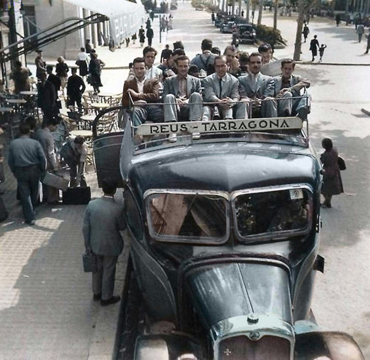 CatalunyaColor's tweet photo. Cotxe de línia Reus-Tarragona a la Rambla Nova, el 1949.   

📸Sem Presser https://t.co/l6Q0gwURiM