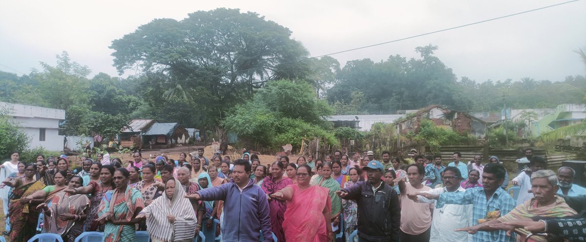 pibvijayawada's tweet photo. People took vikasit bharat sankalp pledge in the #VikasitBharatSankalpYatra in #Levidi Village, #Vizianagaram district. https://t.co/1mr9OAazj7