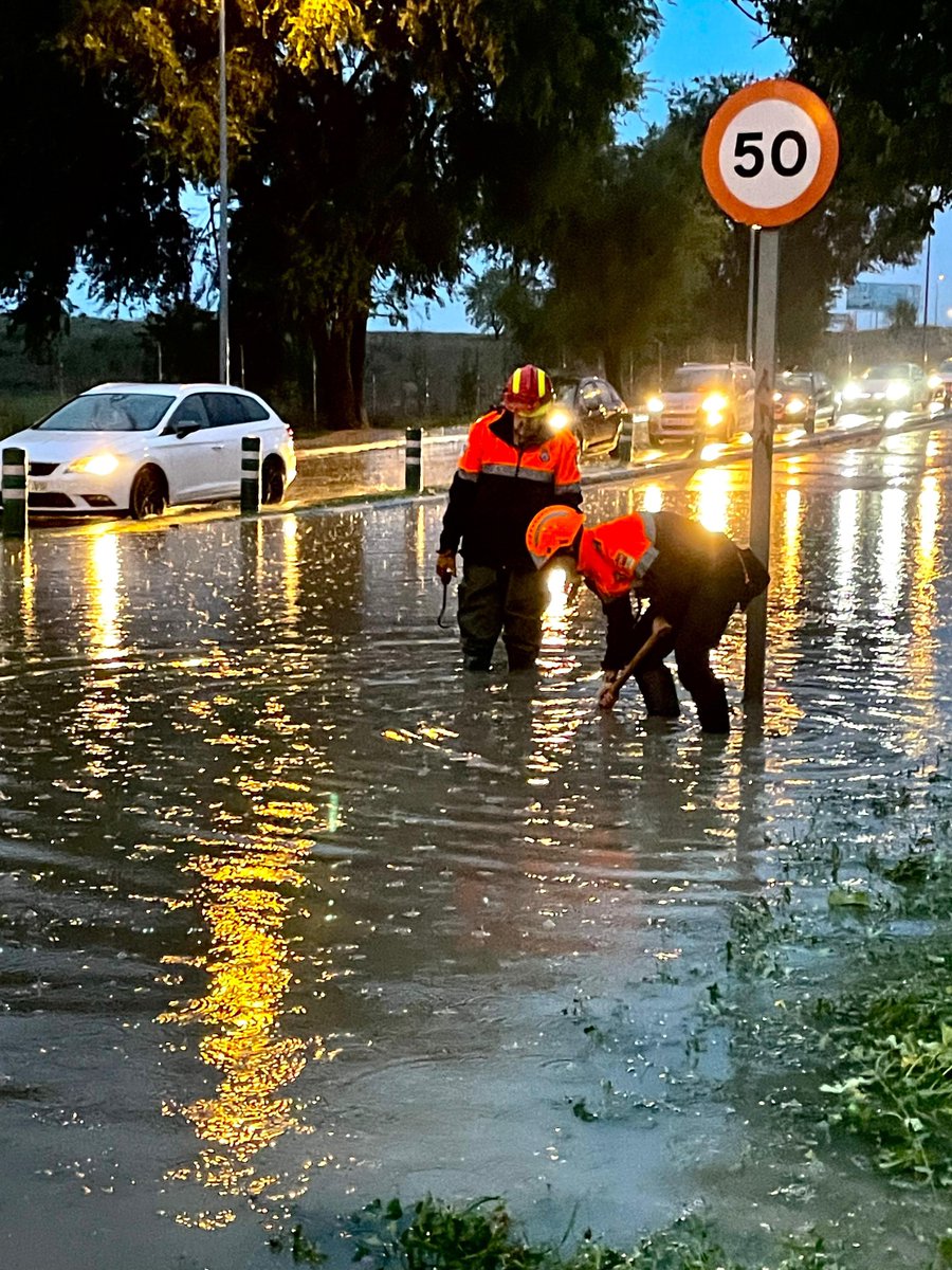 policiavaldmoro's tweet photo. 📆 Hoy es el #DíaDelVoluntariado

Nuestra felicitación para los voluntarios de #ProtecciónCivilValdemoro que dedican su tiempo libre al servicio de los demás.
Gracias por vuestro compromiso👏👏

¡Hazte voluntario! https://t.co/aFQ4nseB7H