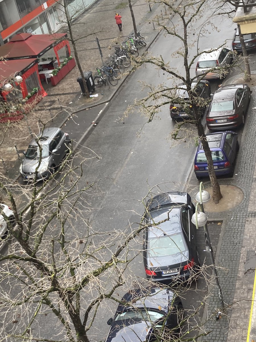 hannibal_td's tweet photo. Deutschland in einem Bild - Parkplätze frei doch der eine hat  es nicht ganz geschafft, der andere lieber Warnblinker in 2.reihe obwohl ein Parkplatz ggüber frei und der dritte direkt 2 Reihe obwohl Parkplatz frei - Achso Solarium und Döner sind der Grund Für Warnblinker . https://t.co/POqGarXhtu