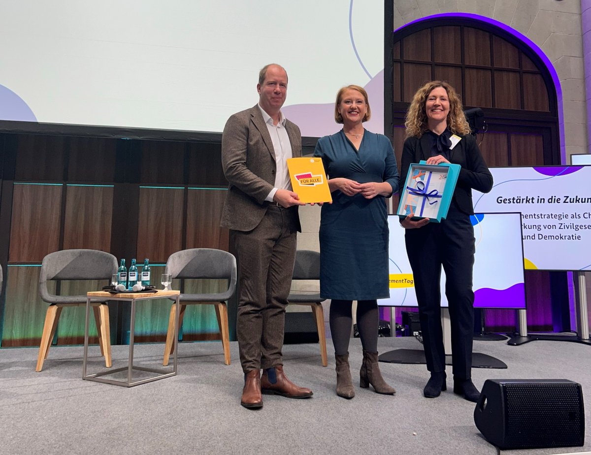 BBE_Info's tweet image. Was für ein großer Tag für die Zukunft des   bürgerschaftlichen #Engagements! Dr. Lilian Schwalb #BBE übergibt den Beitrag des BBE zur #Engagementstrategie des Bundes in Form von 13 Policy Paper an @lisapaus @bmbfsfj

Zu den Policy Paper:👉t1p.de/4l99m
#EngagementTag