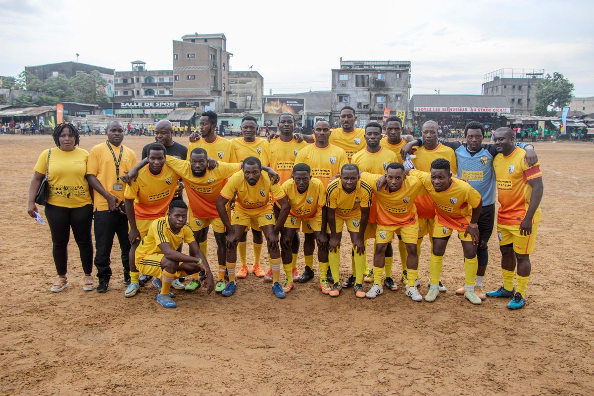 graphics_system's tweet photo. GRAPHICS SYSTEM SA a eu l'honneur de participer au Tournoi de football FU'A TOULA KADJI DEFOSSO EDITION 2023.

Une victoire couronne nos efforts , et nous sommes  fiers d'avoir ramené la coupe à la maison grâce au  talent et la détermination de notre équipe.

Bravo à l'équipe !! https://t.co/Y7Oxwyi6CI