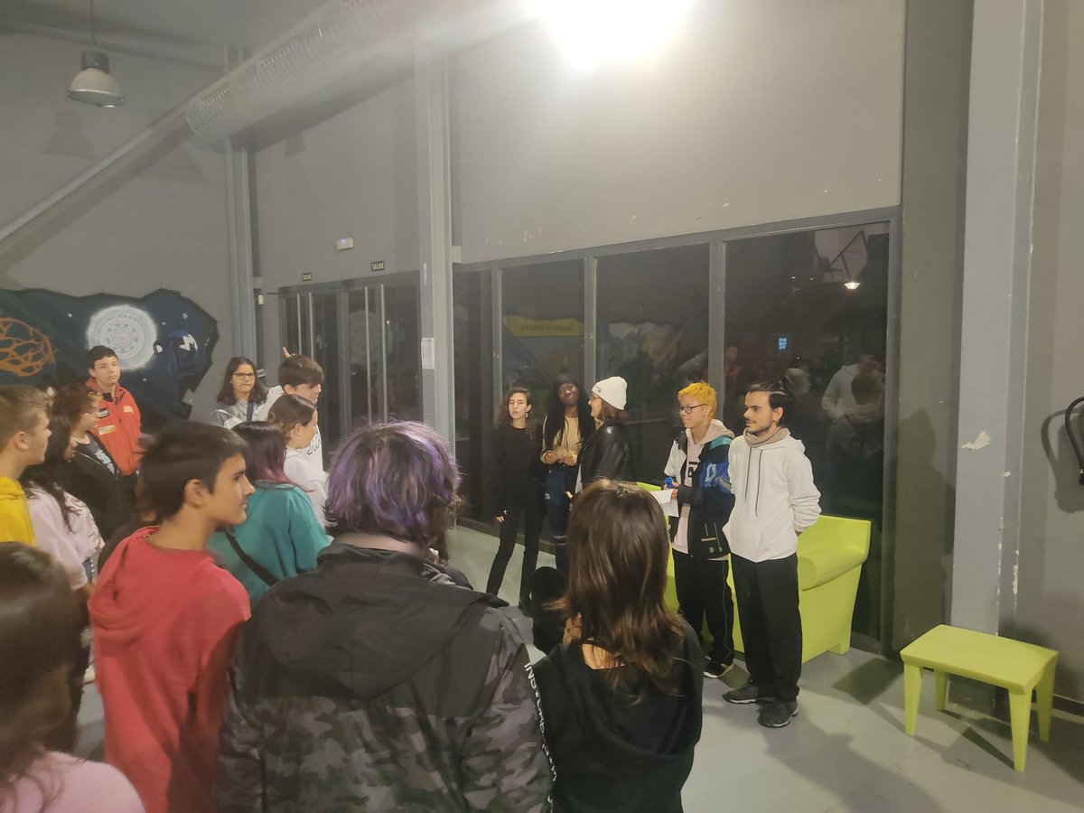Juventud_Parla's tweet photo. L@s Ciberreporter@s han #MostradoLaCasa a l@s Inquiet@s, contándoles qué se hace en el aula de radio, cómo hacerse el @Carne_Joven_MAD y cómo se pintó el mural #LaMiradaInquieta...
¡Sinergias que hacen que #LaVidaEnLaCasa sea cada vez más bonita!☺️
#Ciber #Inquietos #Parla https://t.co/Lfk8zvhvmj