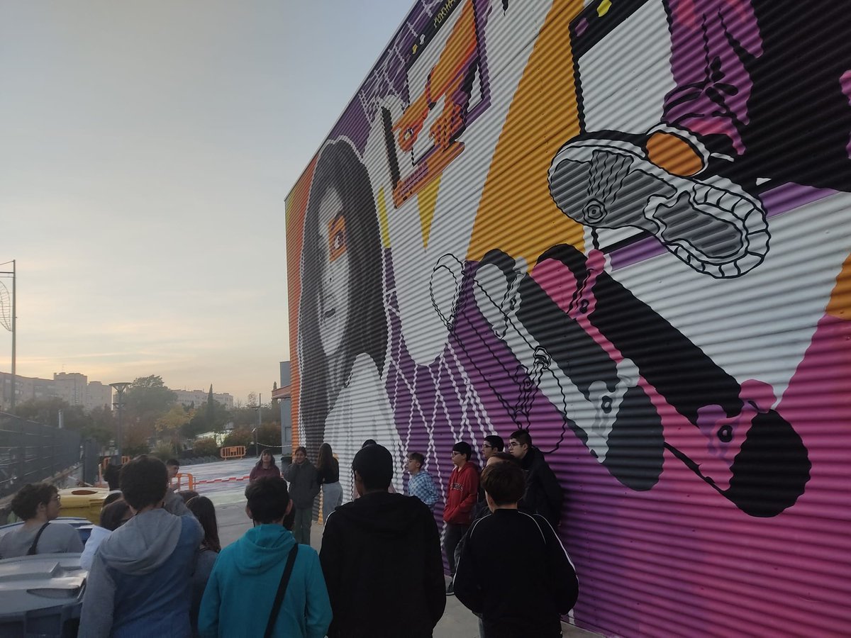 Juventud_Parla's tweet photo. L@s Ciberreporter@s han #MostradoLaCasa a l@s Inquiet@s, contándoles qué se hace en el aula de radio, cómo hacerse el @Carne_Joven_MAD y cómo se pintó el mural #LaMiradaInquieta...
¡Sinergias que hacen que #LaVidaEnLaCasa sea cada vez más bonita!☺️
#Ciber #Inquietos #Parla https://t.co/Lfk8zvhvmj