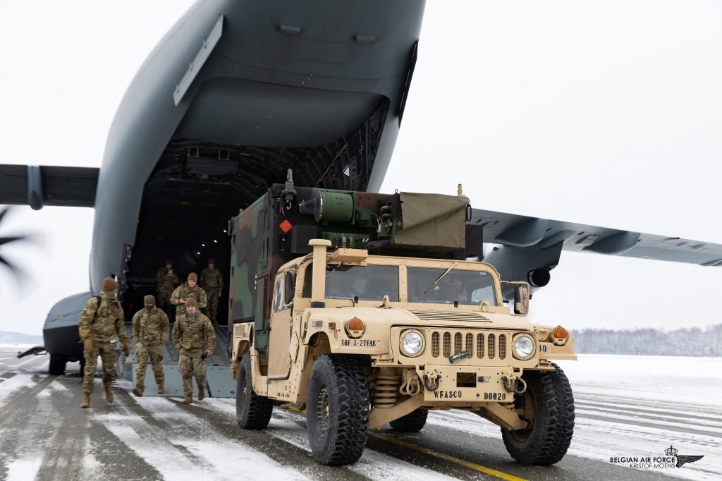 BelgiumDefence's tweet photo. Een 🇧🇪 #A400M heeft zaterdag 2 december de allereerste geslaagde #HIRAIN-missie uitgevoerd, dit in het kader van de oefening #WinterShield 2023, waar zowel 🇺🇸 & 🇱🇻 militairen, als de #NATO #eFP battlegroup aan deelnamen https://t.co/vhrOeXjLq3 https://t.co/OSrWqZSQZe
