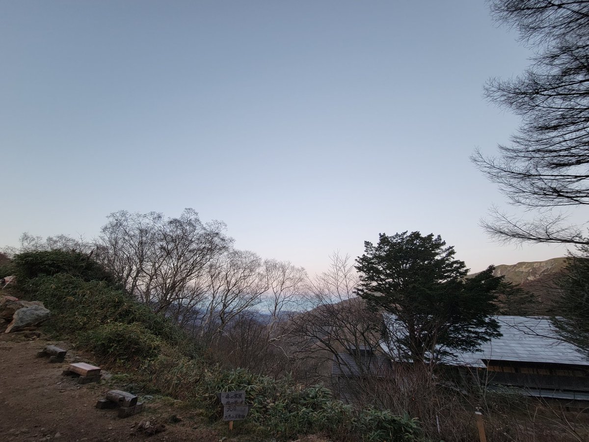 nonbiriotenki's tweet photo. 11月18日に那須で見られた疑似好天
山で気象遭難が起こるときはこれが多い
①6時15分、快晴
②9時40分、気持ちのいい青空、完全に登山日和と思われる
③9時50分、北側が見えるとこに出る、冬型に伴う雲が並んでる
④③の拡大、積乱雲に伴うかなとこ雲が見える、雨雲レーダーにて日本海で雷を確認
続く https://t.co/gCJC3jEvkC