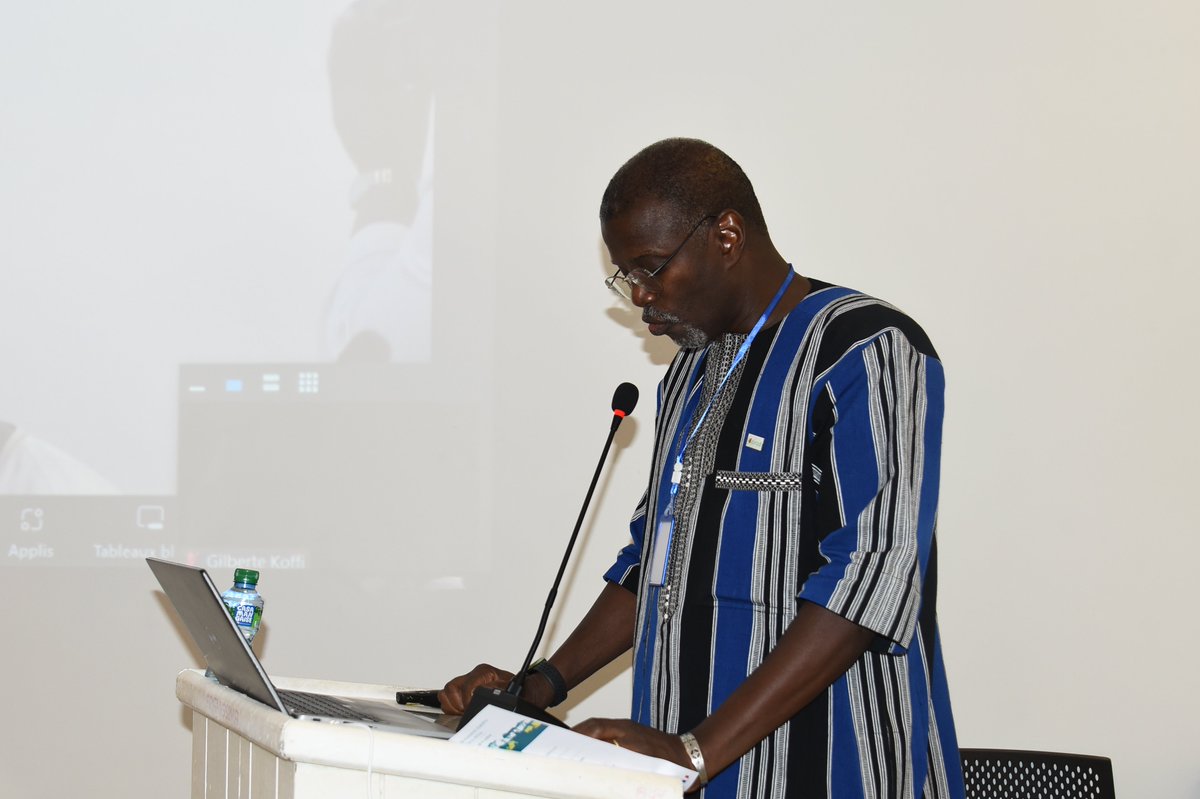 LandAllianceWCA's tweet photo. "Ce forum scientifique diffuse les conclusions clés du projet #Viability afin de les intégrer dans les politiques, stratégies et investissements, ainsi qu'aux projets, programmes et initiative en cours"  Ibra Touré, Directeur régional du @CIRAD.
#AeTPP #trees4resilience https://t.co/UsZIZZCR1B