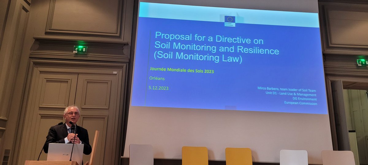 InfoEtSols's tweet photo. #jms23 présentation du projet de directive sur la surveillance des #sols par Mirco Barberi @EU_ENV https://t.co/iqgWYCIULM