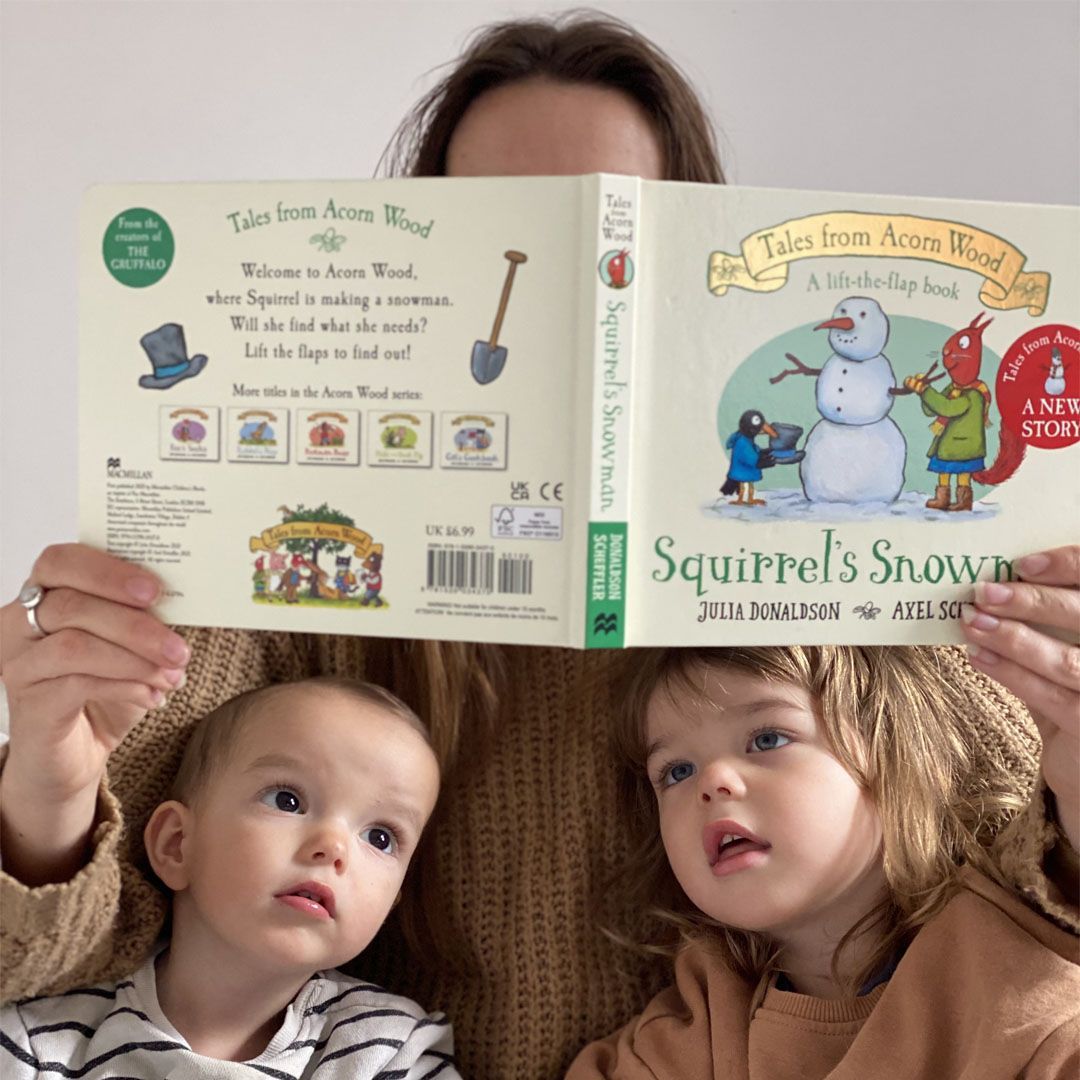 Join in the winter fun with Squirrel’s Snowman, a lift-the-flap story from Julia Donaldson and Axel Scheffler’s Tales from Acorn Wood series! ⛄🐿️ It's snowing in Acorn Wood, and Squirrel wants to build a snowman. Will she and her friends find everything they need to build one?