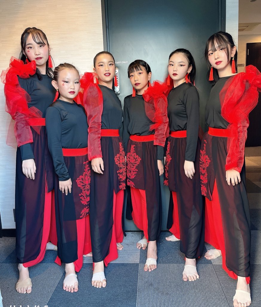 PortraitRagi's tweet photo. JAZZclass 
鶏と蛇と豚/椎名林檎
choreo by RAGI
出だしがお気に入り❤️❤️
この曲好きだけどこういう系の振付が全然思い浮かばず苦戦したけど怪しい感じが出せたかと思います☺️☺️
みんな良く私のやりたいイメージをくみとってくれました🙏🙏💓
腕の赤いコサージュ？は私の手作りです💓💓 https://t.co/nxt367gZOl