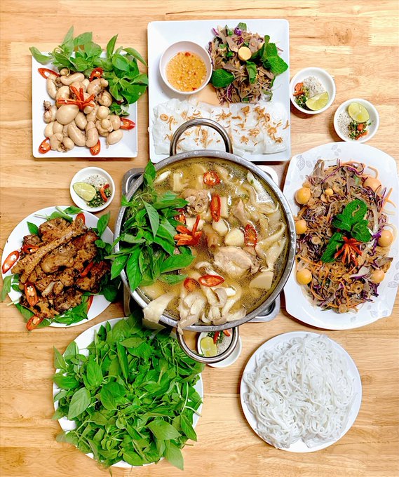 peeqkeena's tweet photo. lẩu gà lá é chuẩn vị Đà Lạt Ẩm thực luôn là niềm tự hào của Việt Nam ta. Trong đó, có những món lại gợi nhớ và đưa ta về với hương vị quê nhà do chính tay mẹ nấu, nhất là đối với những người con xa quê. Và lẩu gà lá é chính là một trong những món ăn như vậy.