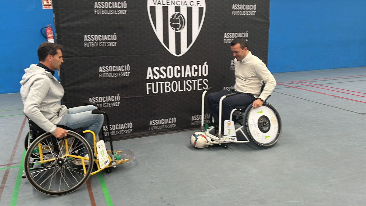 El 3 de diciembre, día de la discapacidad el equipo de A-ball <a href="/FutbolistasVCF/">Futbolistas Valencia 💯</a> realizó un especial entrenamiento.👩‍🦽
La visita del Presidente de la @diputaciodevalencia <a href="/vicente_mompo/">Juan Vicente Mompo G</a> nos indica el compromiso de esta institución con el deporte inclusivo y con el <a href="/futbolensilla/">A-ball, Fútbol en silla</a>. 👏