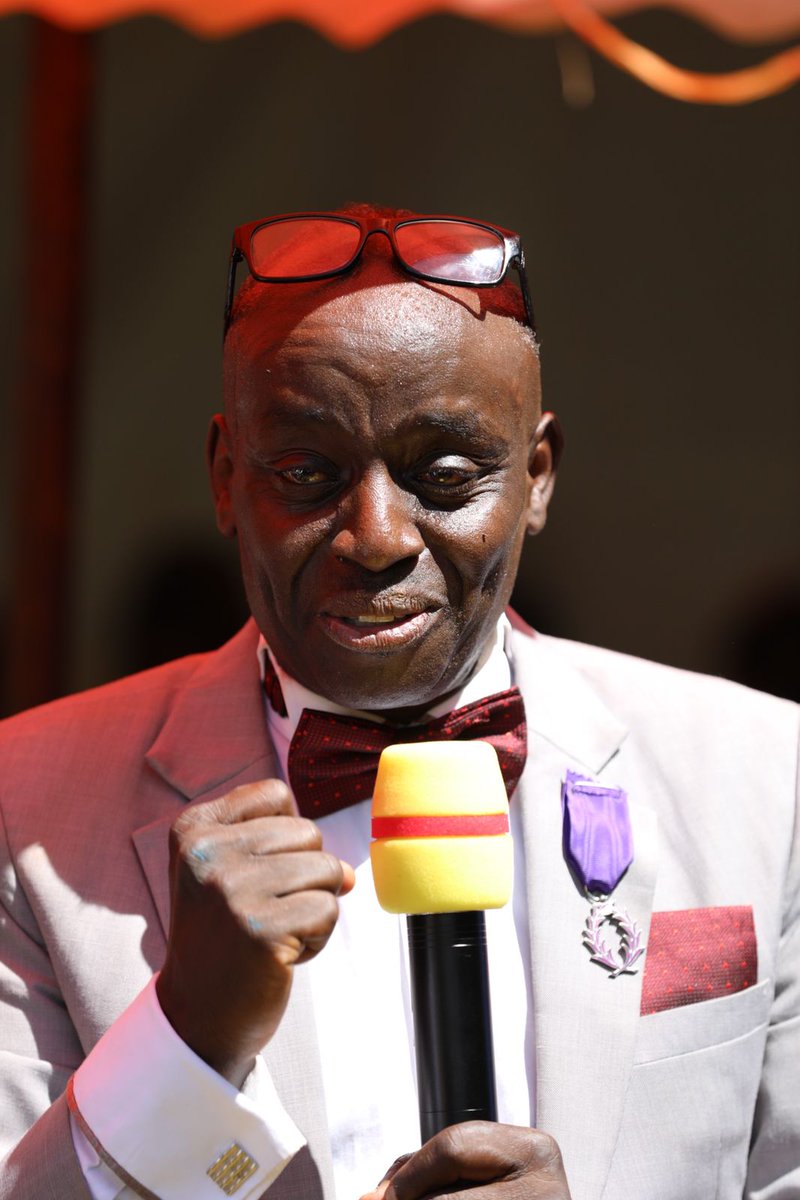 Je suis honoré d'avoir été fait chevalier des palmes académiques par le président de la Républque française en reconnaissance du projet d'apprentissage de la langue française que j'ai initié dans mon village natal de Mitahato au Kenya.