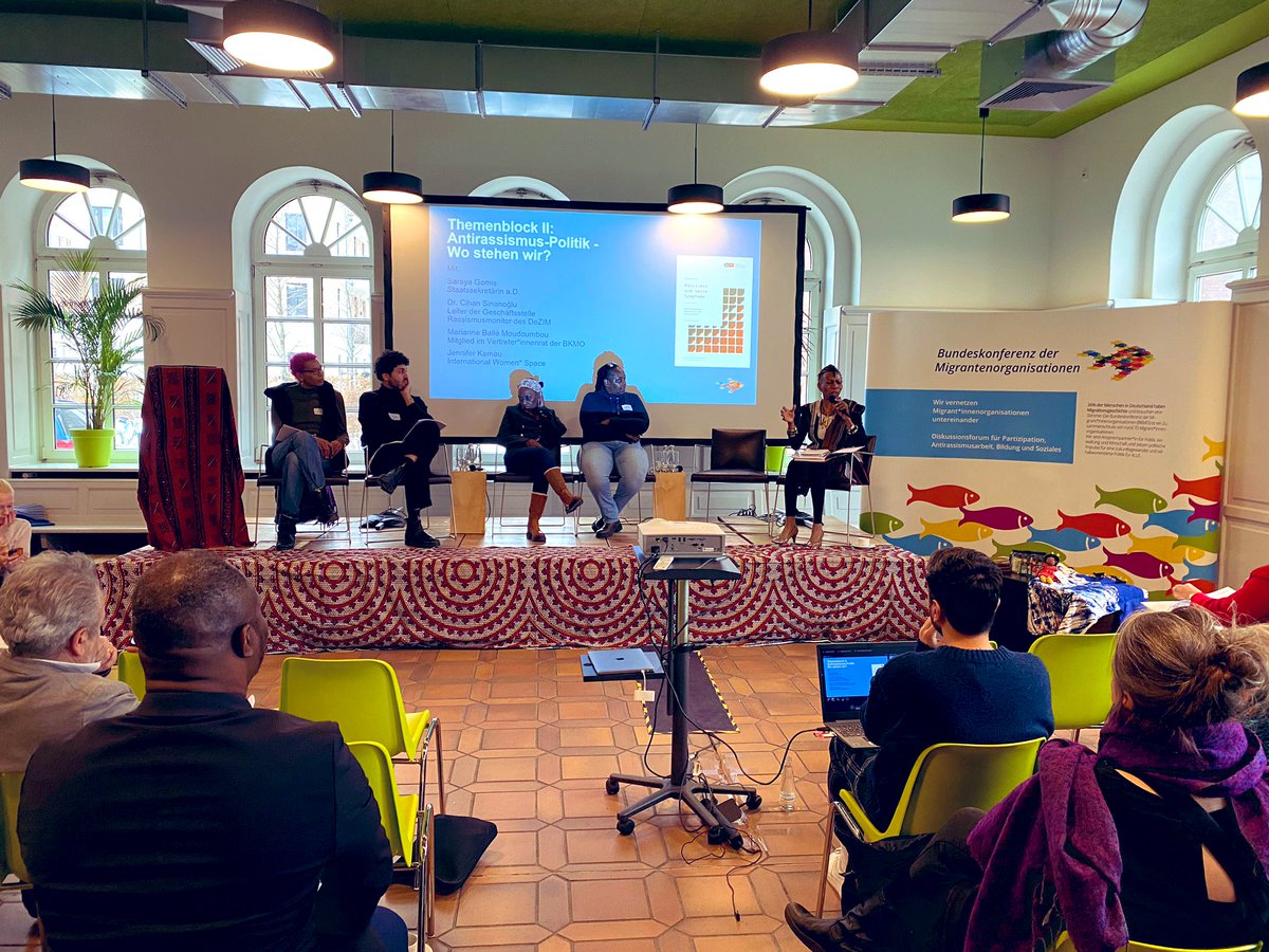 PolSozRat's tweet photo. Themenblock „Antirassismus-Politik: wo stehen wir?“ mit Dr. Cihan Sinanoglu @DezimInstitut, Saraya Gomis und Jennifer Kamau, moderiert von Marianne Ballé Moudoumbou. Es wird der wichtige #NaDiRa-Monitoringbericht vorgestellt. https://t.co/DZhNz5GN2H