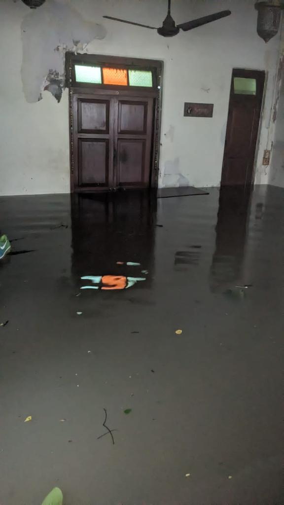 Poes garden.
Pic1: yesterday
Pic2 : now.
Pic3 : My home with indoor pool 😭
1 km away, CIT colony. *NO* water  . Any guesses why? 

வடிஞ்சிச்சி விடிஞ்சிச்சின்னு  வந்தீங்க, ... பிஞ்சிச்சி. அம்புடுதேன். 
PR exercise of this govt stinks more than the stagnant water. #ChennaiFloods