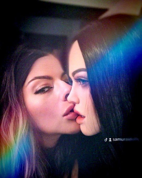 Kisses with Azogh 💋 https://t.co/TTvk6A1pFS