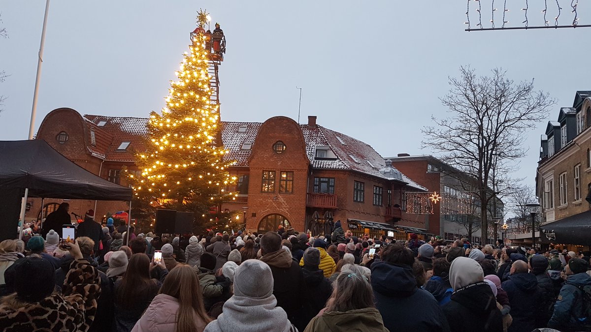 Det lokale juletræ blev tændt.
Det samler folk 🎄