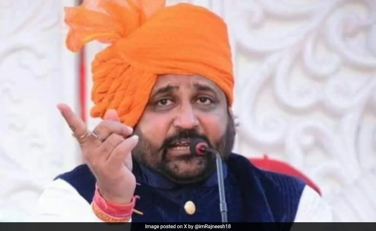 Gvedagya's tweet photo. राजस्थान के #जयपुर में करणी सेना के राष्ट्रीय अध्यक्ष #सुखदेव_सिंह गोगामेड़ी जी की बदमाशों ने गोली मार कर हत्या कर दी ।
अपराधी बेखौफ😡
 शासन व प्रशासन के मुंह पर करारा तमाचा  । https://t.co/eBrAsWXd0h