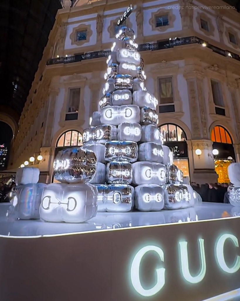 È stato acceso l’albero di Natale firmato Gucci in Galleria Vittorio Emanuele a Milano 🤔