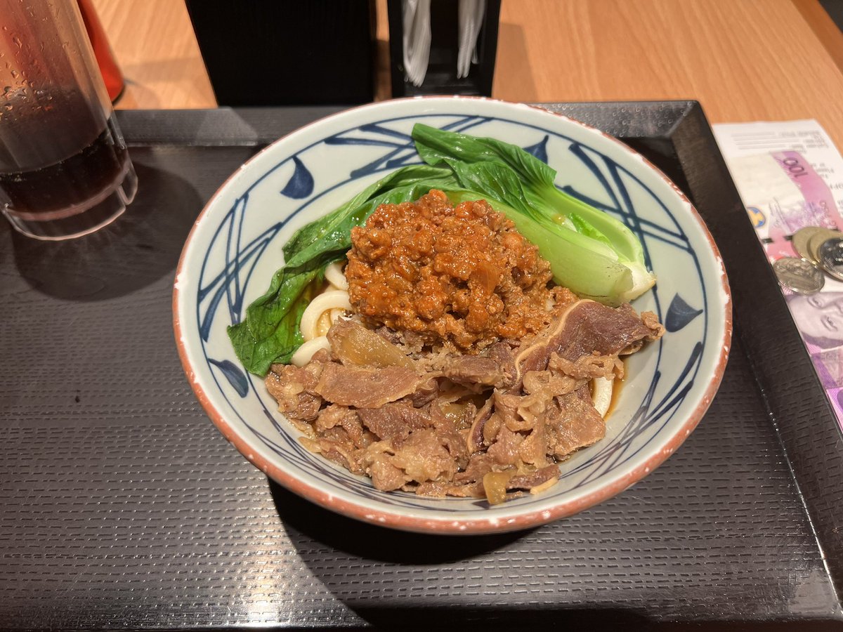 本日のマニラ出張の夜ご飯は、丸亀製麺。フィリピン人はライス好きが多いらしく、うどんメニューと同じ数だけ丼ものメニューもたくさんあるよ。