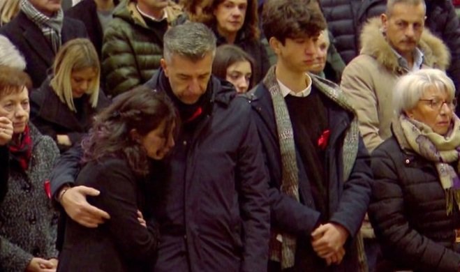 Al funerale di #GiuliaCecchettin i suoi familiari indossano il fiocco rosso simbolo della lotta contro la violenza sulle donne. Provo tanto rispetto e riconoscenza verso di loro che hanno trasformato un dolore privato in un monito sociale. Giulia quanto rumore stai facendo! ❤⚘