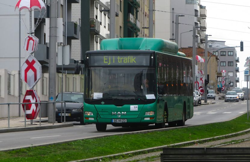 Simao_Jorgensen's tweet photo. motorista estrangeiro que nem sabe a rota do seu autocarro, autocarro antigo ainda com as informações em sueco, um autêntico caos 

isto nem inventado https://t.co/o7K2O7BrXo
