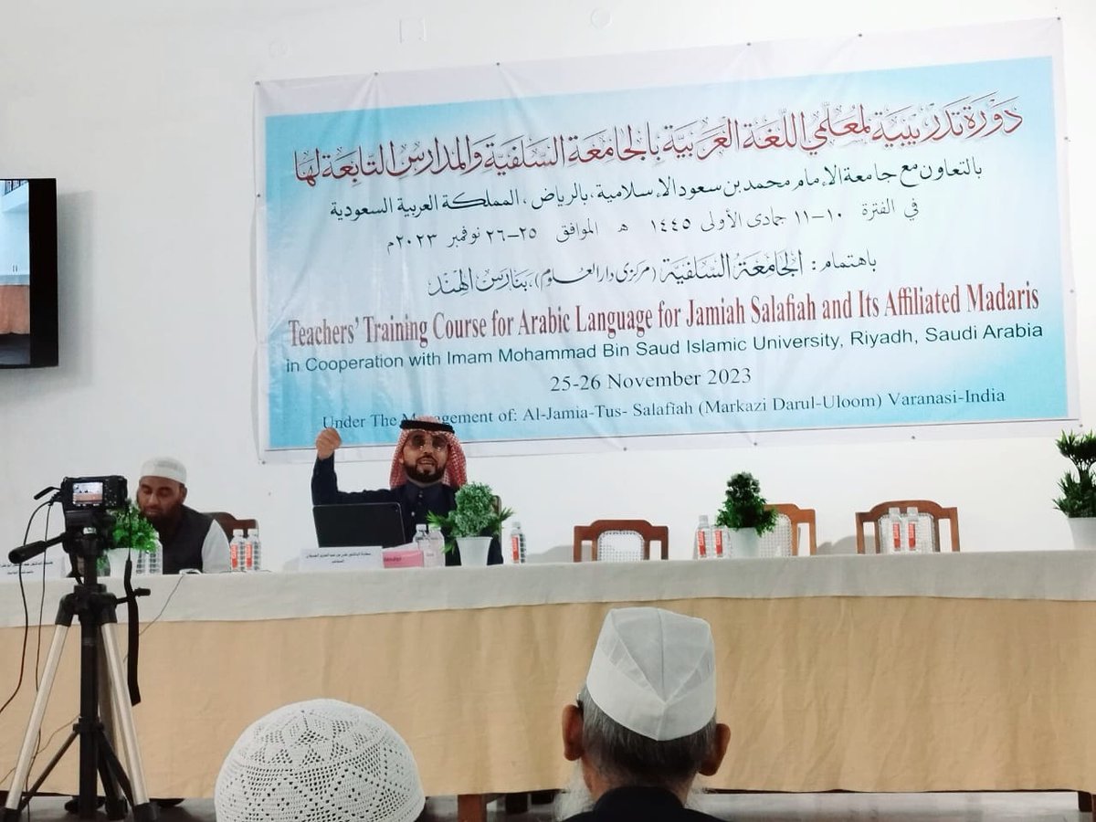 #أخبار_المعهد 
بدعم وتوجيه من معالي رئيس الجامعة أ.د. أحمد العامري.
نفذ المعهد البرنامج التدريبي العلمي الثاني في الجامعة السلفية بنارس، الهند، والذي نُفذ في الفترة ١٩- ٢٠/ ٥/ ١٤٤٥هـ.
وحاضر فيه الدكتور/ علي الجبيلان، عضو هيئة التدريس في قسم الإعداد اللغوي.
وتضمن البرنامج:
١-