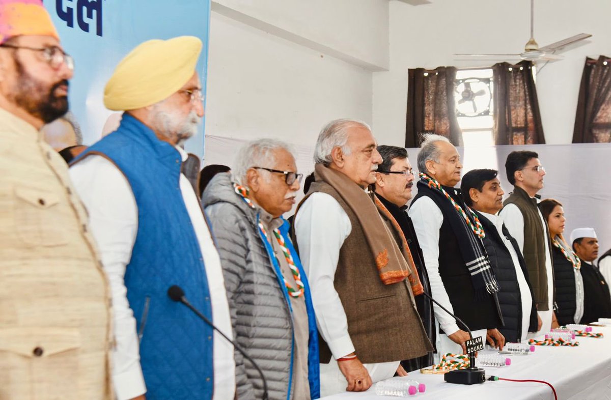 आज प्रदेश कांग्रेस कार्यालय में आयोजित कांग्रेस विधायक दल की बैठक में नव निर्वाचित विधायकों के साथ प्रदेश के महत्वपूर्ण विषयों पर चर्चा की। कांग्रेस एक सकारात्मक विपक्ष की भूमिका निभाते हुए जन हित के मुद्दों को उठाने हेतु प्रतिबद्ध रहेगी।