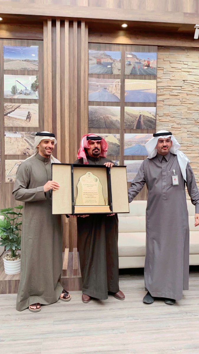 H5__15's tweet photo. تم اليوم تكريم مؤسسة أحمد عوض عوض ال جهيم لقاء جهودها المبذولة ودعمها المستمر لبلدية الحرجة والمحافظة بشكل عام ..
بحضور سعادة أمين أمانة منطقة عسير ..
@AJali_2030 
وحضور رئيس بلدية الحرجة..
@saeed_salehM https://t.co/Lho13Qaah8