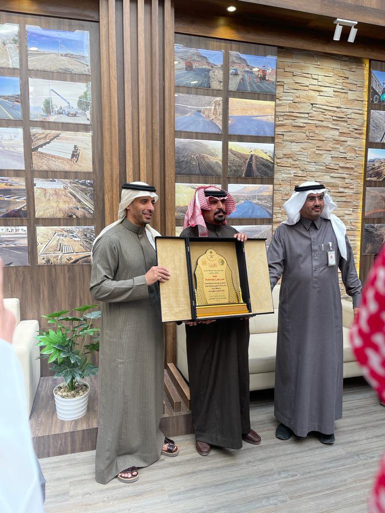 H5__15's tweet photo. تم اليوم تكريم مؤسسة أحمد عوض عوض ال جهيم لقاء جهودها المبذولة ودعمها المستمر لبلدية الحرجة والمحافظة بشكل عام ..
بحضور سعادة أمين أمانة منطقة عسير ..
@AJali_2030 
وحضور رئيس بلدية الحرجة..
@saeed_salehM https://t.co/Lho13Qaah8
