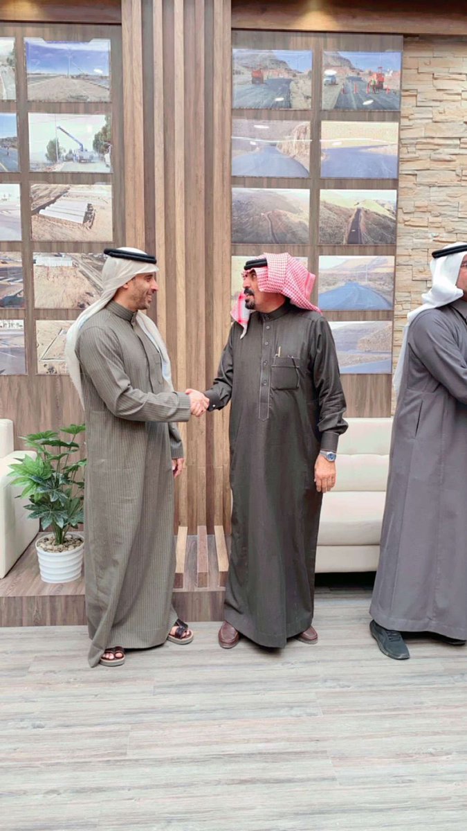 H5__15's tweet photo. تم اليوم تكريم مؤسسة أحمد عوض عوض ال جهيم لقاء جهودها المبذولة ودعمها المستمر لبلدية الحرجة والمحافظة بشكل عام ..
بحضور سعادة أمين أمانة منطقة عسير ..
@AJali_2030 
وحضور رئيس بلدية الحرجة..
@saeed_salehM https://t.co/Lho13Qaah8