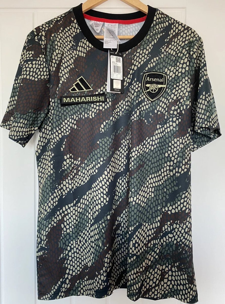 🚨🚨 Time for a giveaway <a href="/Arsenal/">Arsenal</a> fans! Up for grabs is this Maharishi Collab tshirt in a size MEDIUM! You must LIKE, RETWEET and FOLLOW to have a chance to win it. The winner will be chosen on friday evening! 🫶🏽🙌🏽💪🏽🔴