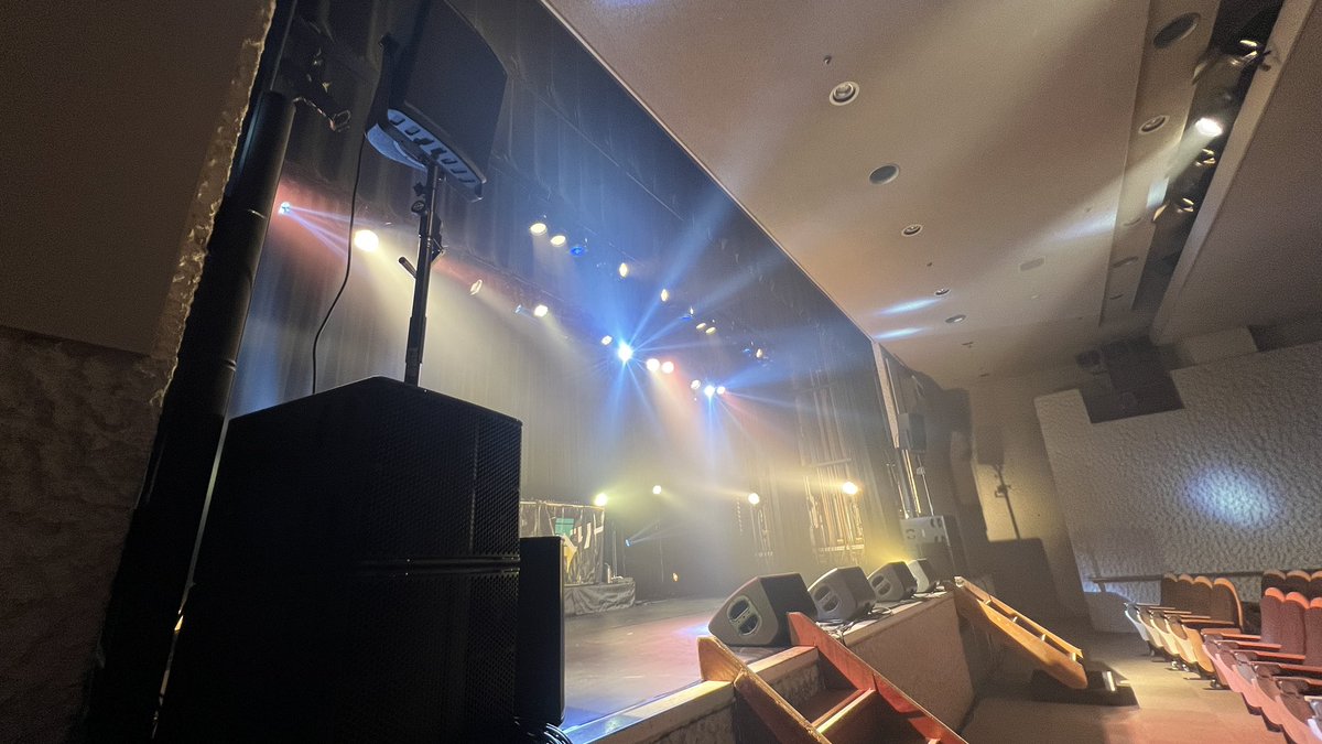 mc_ochibi's tweet photo. 先日の #rafvery ワンマンライブでは、 #nexo #P12 #L15 を使用しました。
#メインスピーカー #ウェッジ #MIC_llc #MIC合同会社 #突然の業者感 https://t.co/GgBsQiM0dJ