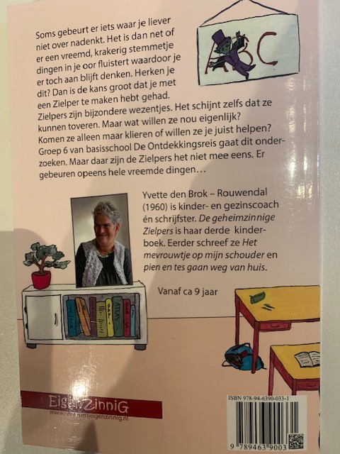 Gisteren postte ik een krantenartikel over 'De Geheimzinnige Zielpers. Het gaat om dit boek. Leuk dat de door mij bedachte wezentjes voor kinderen zo gaan leven.

Het boek ik bij elke boekhandel te bestellen.