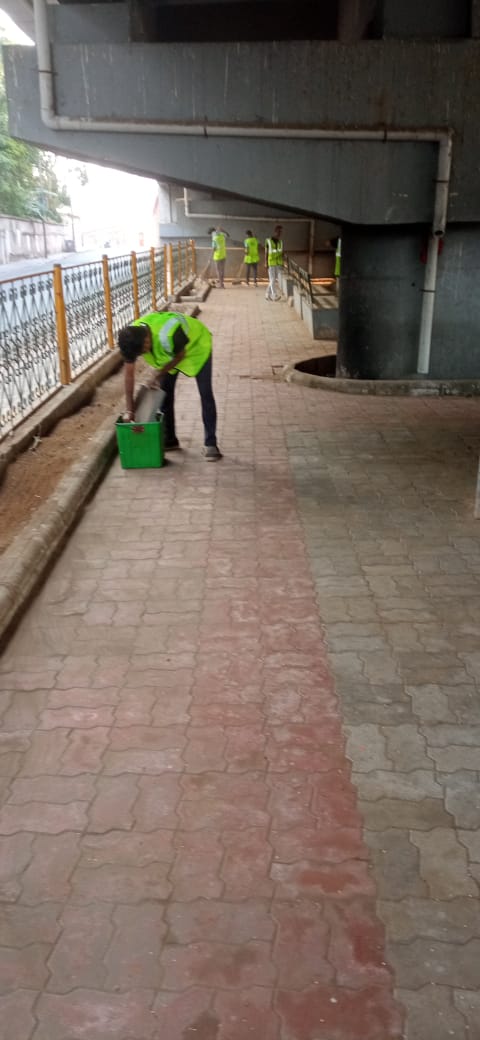 Divyeshbpatel25's tweet photo. Cleaning work at Ambedkar Bridge, Vasna
#AMC #SwachhAmdavad #SwachhGujarat2023 #MyCityMyPride
@PratibhaJainBJP 
@AmdavadAMC 
@DyMC_WZ 
@AMCommissioner https://t.co/67Q1ZHU07K
