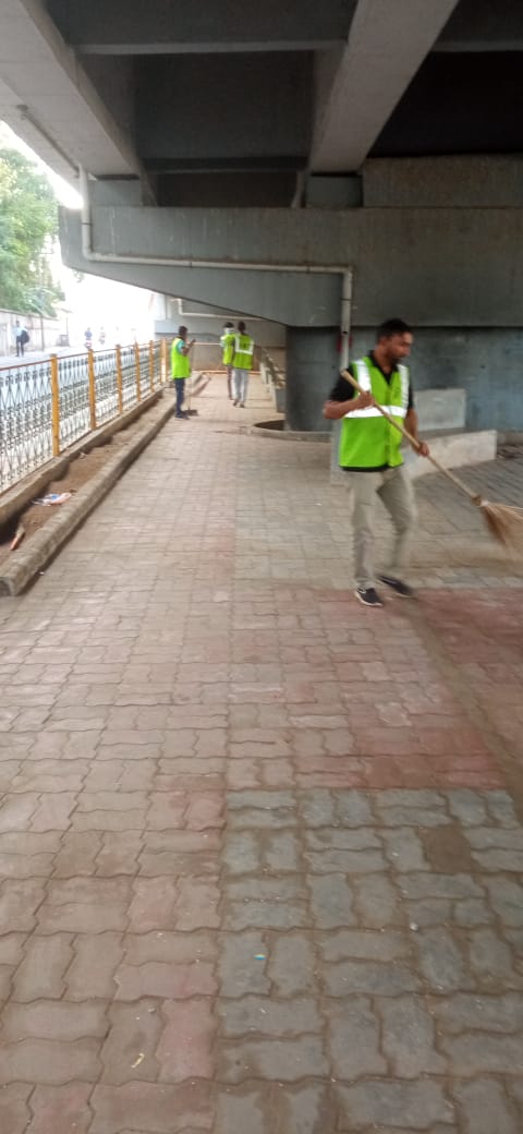 Cleaning work at Ambedkar Bridge, Vasna #AMC #SwachhAmdavad #SwachhGujarat2023 #MyCityMyPride @PratibhaJainBJP @AmdavadAMC @DyMC_WZ @AMCommissioner