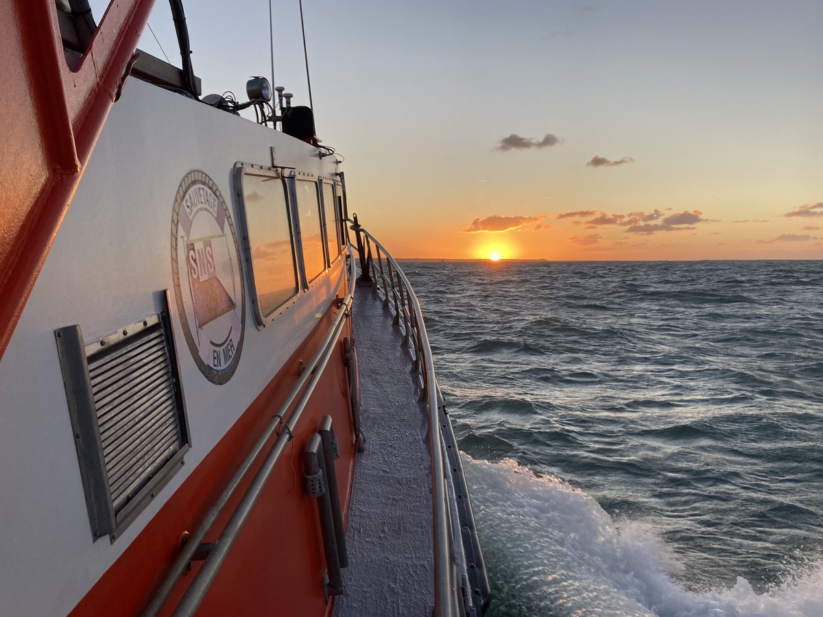 Lever de soleil derrière la pointe Saint Mathieu #molene #snsm #MagnifiqueBretagne