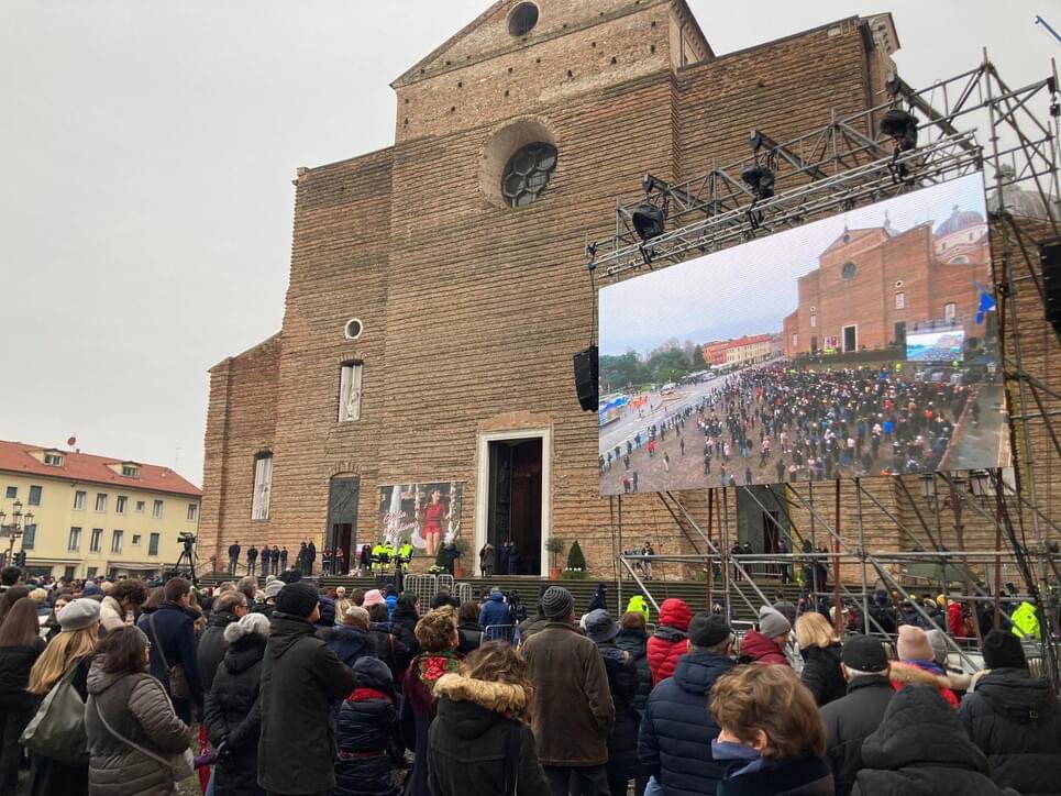 I maxischermi per seguire un rito funebre stanno portando tutto a un livello davvero ulteriore. Fino a non molto tempo fa quando un evento funebre segnava nel profondo una comunità c’era enorme partecipazione che si traduceva nell’affollare la piazza antistante la Chiesa, senza…