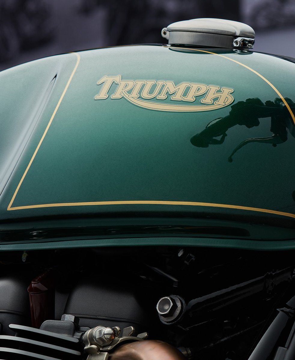 OfficialTriumph's tweet photo. With a Competition Green metallic paint scheme, hand-painted gold-line detailing and gold heritage Triumph logo, the #ThruxtonFinalEdition embodies classic British heritage style.
#ForTheRide #TriumphMotorcycles #TriumphThruxton1200 https://t.co/EYv9mAyTer