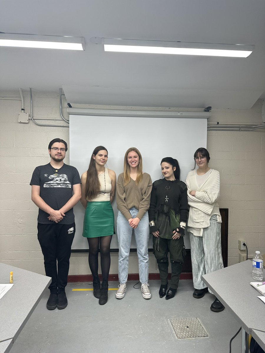 Mic Léinn Gaeilge <a href="/uStMikes/">University of St. Michael's College</a> ag tnúth le @Trasna23 a cheiliúradh☘️