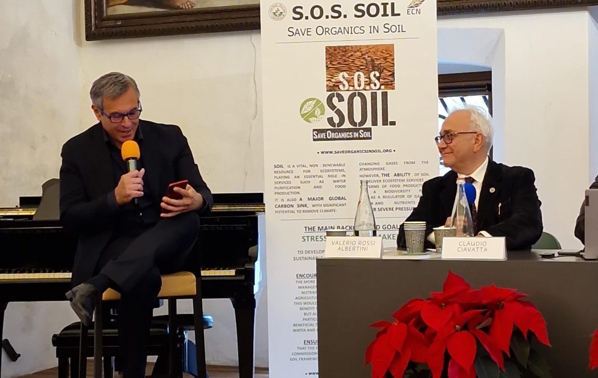 Segui ora l’intervento di 👉 Claudio Ciavatta, Ordinario di chimica Agraria <a href="/Unibo/">Università di Bologna</a>. La diretta di “#dallaterraallaTerra - Il #suolo tra #cambiamenticlimatici e nuovi stili di vita” è su #Facebook ⬇️
fb.watch/oKEpukx_Z7/

#WorldSoilDay