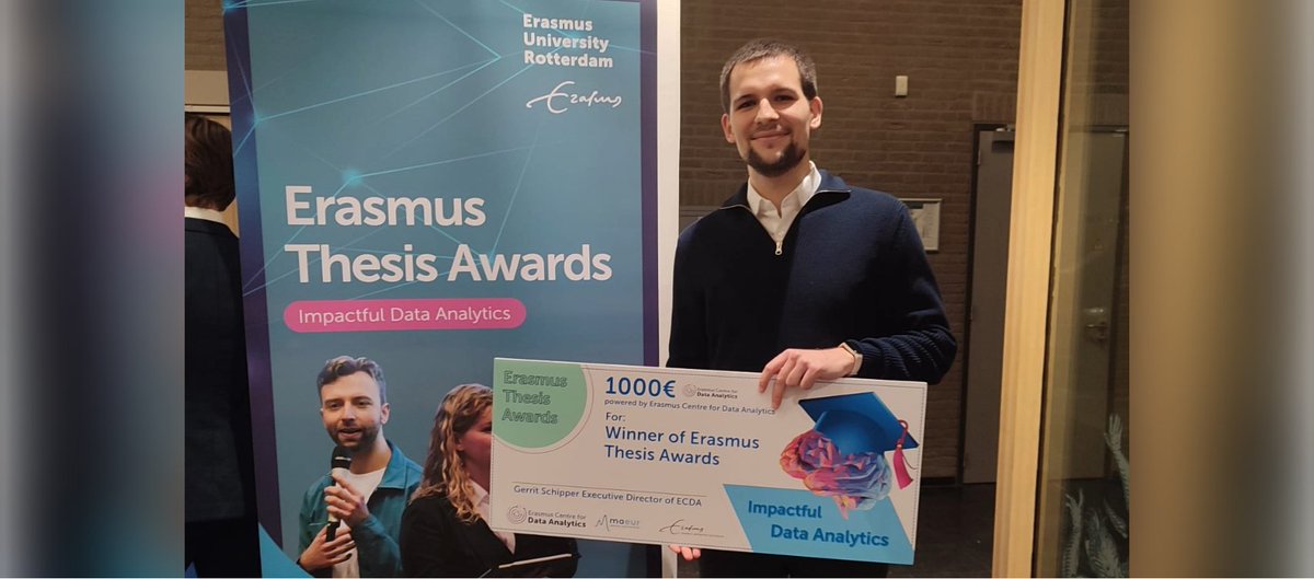 RSMErasmus's tweet photo. Congrats to RSM graduate Aleksander Odziemkowski for winning the Erasmus Thesis Awards for his master research on #greenium in corporate #greenbonds. 🏆 Find out what that’s all about: https://t.co/0iCJGppByW https://t.co/gkqM0DYEsD
