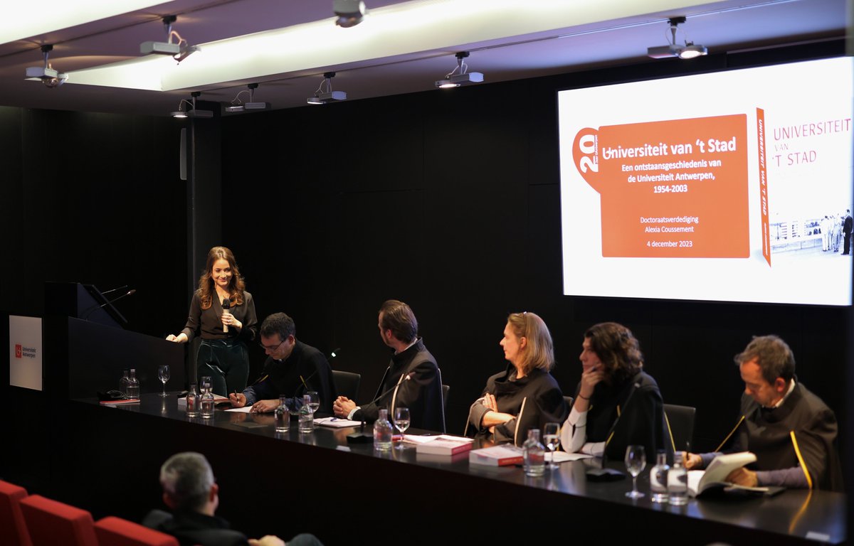 Ph.Done! 🎓
Bedankt aan iedereen die er gisteren een waar feest van heeft gemaakt 💐
Het waren vier prachtige jaren aan @uantwerppohis 
Klaar voor wat hierna komt ✨