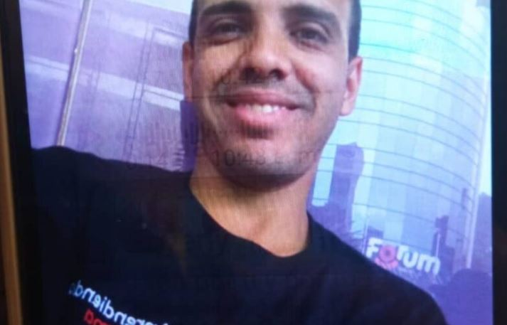 InforTvenezuela's tweet photo. Emmanuel Guevara de 36 años,fue asesinado durante un atraco en Artigas,Caracas,mientras esperaba un transporte en la parada.
Motorizados le exigieron un bolso y su celular,lo cual se opuso.
Sus ultimas palabras: "Auxilio me dieron" y luego se desplomó.
Deja a un niño de 11 años. https://t.co/AwKmXxEupW