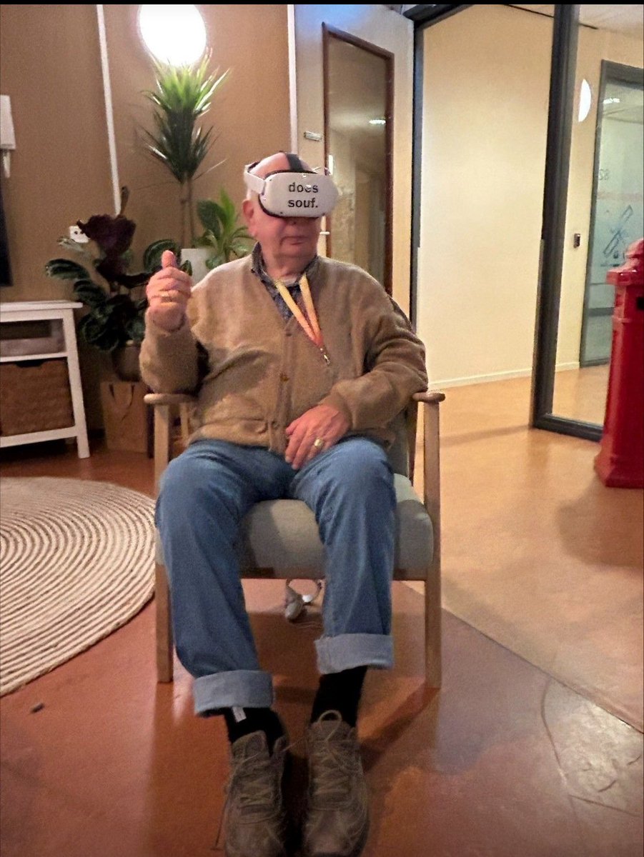 doessouf's tweet image. Meneer Vos, oud deelnemer van @NACnl Football Memories, heeft vanuit Surplus de winst op FC Den Bosch gezien. Via de VR-brillen vanuit DoesSouf Vak Thuis was hij er bij!
In samenwerking met @NACMaatschap @GigCreative @unboundxr 

#doessouf #SCA2 #kleingeluk #glimlach.