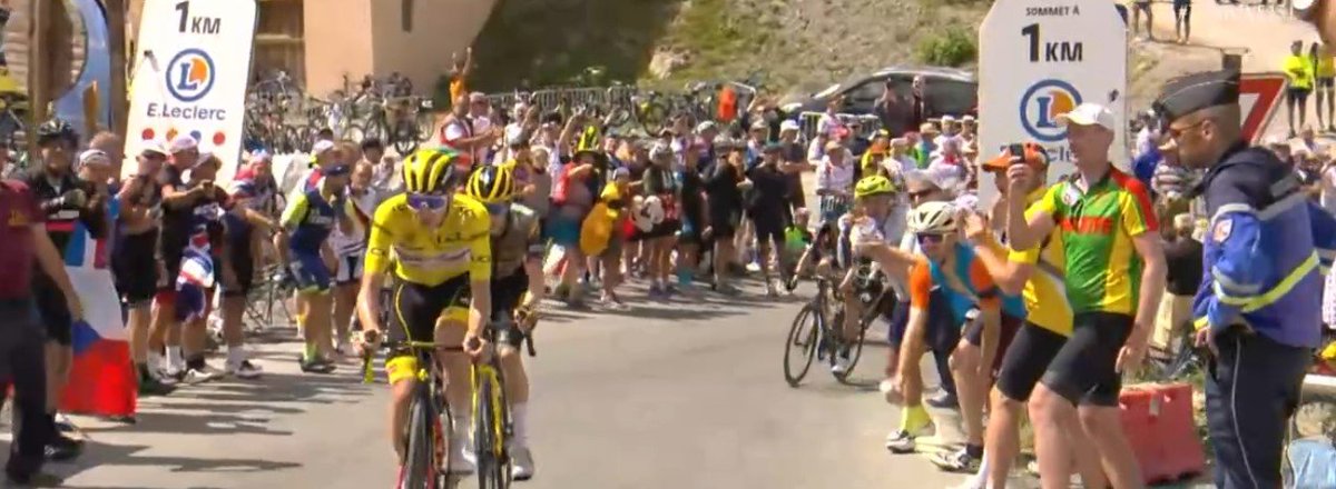 Pogacar apretando a un kilómetro de coronar el Galibier en el Tour 2022 con Vingegaard pedado a su rueda y Bardet unos metros por detrás. 
El esloveno teminó pagando su intento de reventar a Vinge luego en el Granon pero su forma de correr fue admirable. 
GUERRERA. 
#TDF2022