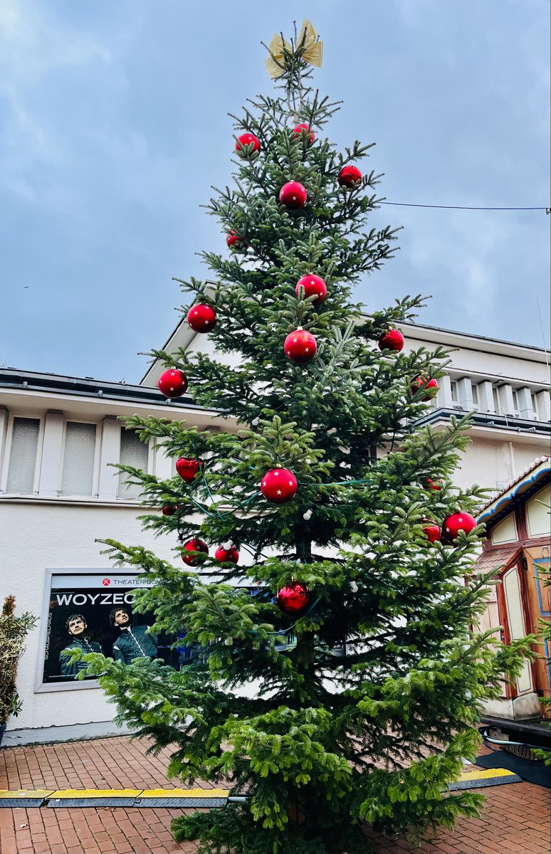 KarlaHolm's tweet image. Vor dem Theater in Bad Godesberg. Gegenüber der Teeladen - und zum Lesen? Ein Krimi mit Stil amazon.de/Stumme-Schreie…