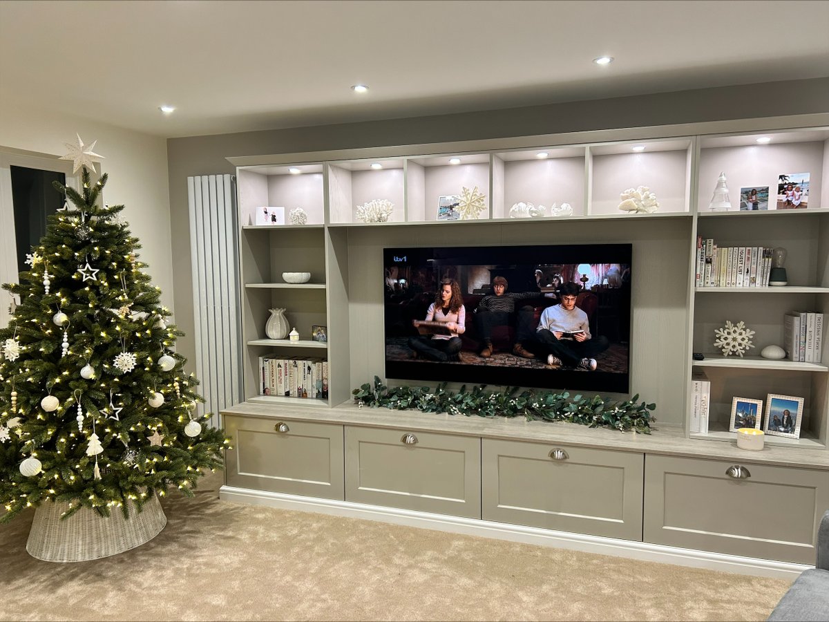 After a fab kitchen, our customers in Winchester asked us to work our magic on a bespoke Living Room. Now its beautifully festive - what a lovely retreat for some cozy winter nights in 🤩🎄❄️ Tree @BalsamHillUK skirt @thewhitecompany Handles @Crofts_Assinder Lights @HafeleUK