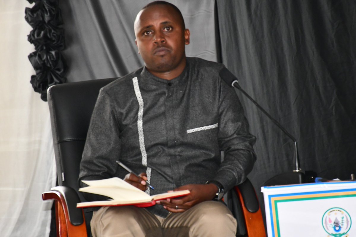 D_Nzogera's tweet photo. #Birikuba:muri @MusanzeDistrict hateraniye inama y'Ihuriro ry'Ubumwe n'Ubudaheranwa bw'Abanyarwanda, igamije kurebera hamwe uko ubumwe n'ubudaheranwa buhagaze muri #Musanze. Inama ifite Insanganyamatsiko igira Iti "Ndi Umunyarwanda Isano muzi Dusangiye" https://t.co/L4l5DkQVpj